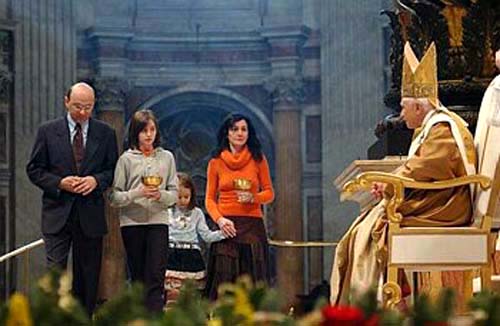 A woman and her daughter bringing Benedict XVI the offertory gifts